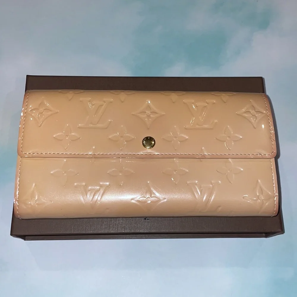 LOUIS VUITTON Monogram Vernis Sarah Bifold  Wallet - Picture 3 of 14